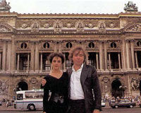 Супруги Ллойд Уэббер на фоне Парижской оперы